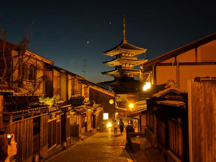 Best of Kyoto: Gion, Geisha, Pagodas & Cobblestones - A first-night Kyoto intro, built around lantern time