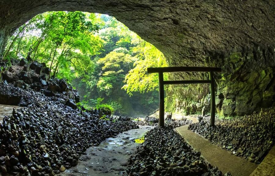 From Fukuoka: Miyazaki, Takachiho Gorge and Shrines Day Tour - A myth-heavy Kyushu day trip from Fukuoka
