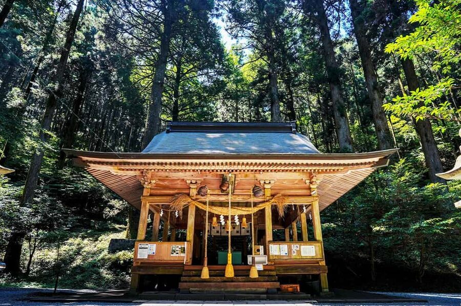 From Fukuoka: Miyazaki, Takachiho Gorge and Shrines Day Tour - Kamishikimi Kumanoimasu Shrine: lanterns, anime vibes, and Tooriwa Rock luck