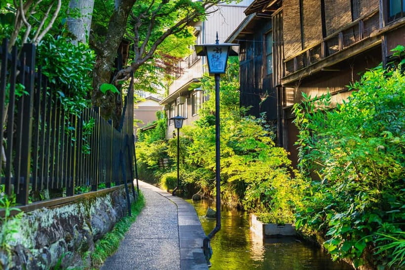 From Nagoya: Gujo, Hida Takayama, and Shirakawa-go Day Tour - Shirakawa-go and Gokayama: gassho-zukuri houses and the cold-weather timing problem
