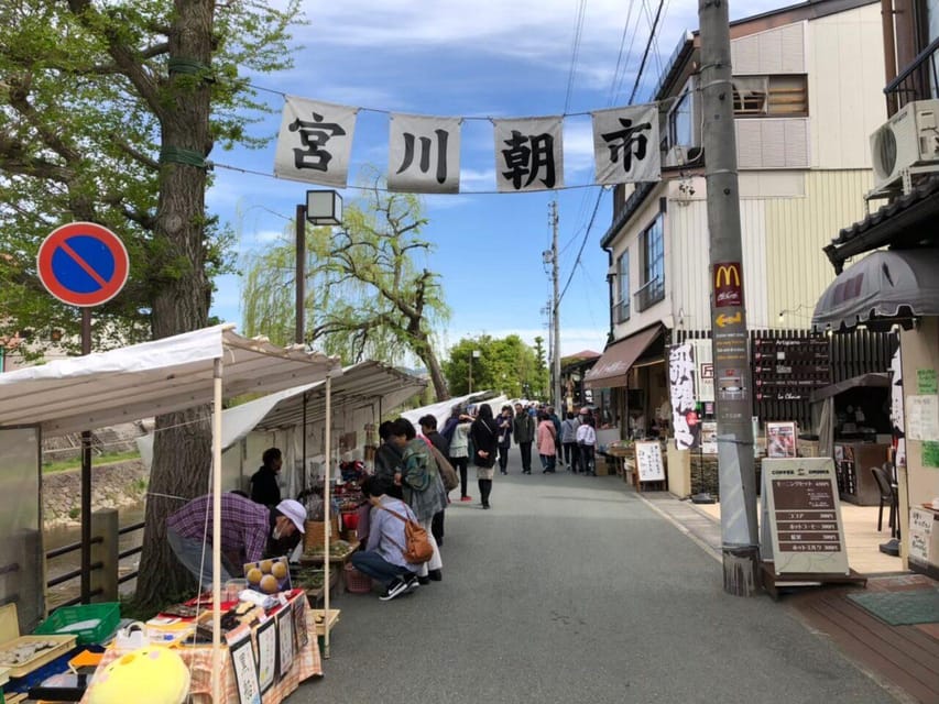 From Takayama: Guided Day Trip to Takayama and Shirakawa-go - Walking Shirakawa-go: what the guide is doing for you