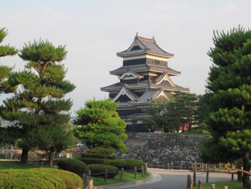Full-Day Tour: Matsumoto Castle & Kamikochi Alpine Valley - Nawate-Dori Frog Street: quirky fun, but manage your expectations