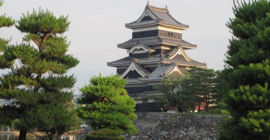 Full-Day Tour: Matsumoto Castle & Kamikochi Alpine Valley - Matsumoto Castle: the guided entry and the sixth-floor stair choice