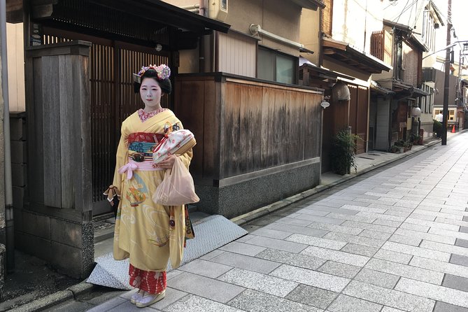 Gion Night Walking Tour - Meeting point near Yasaka Shrine, and how to not get flustered