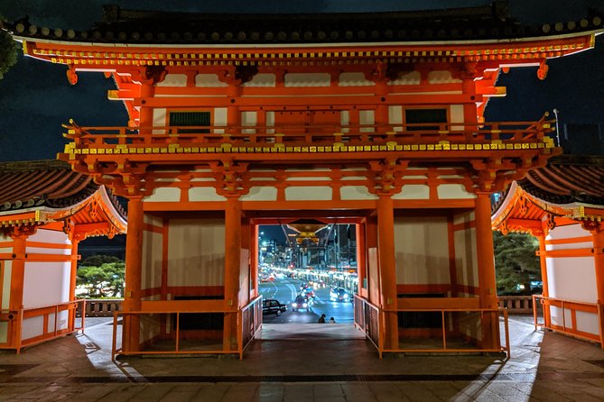 Gion Night Walking Tour - Yasakanoto at nightfall, where the photos happen