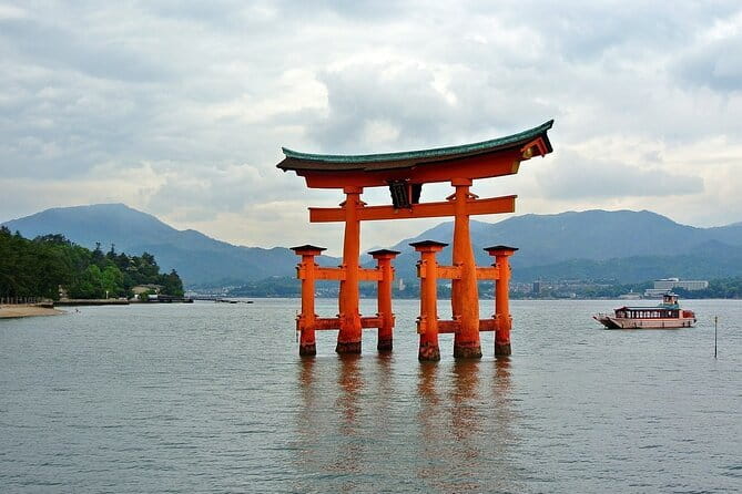 Hiroshima and Miyajima Day Trip with Itsukushima Shrine & Ferry - Hiroshima Peace Memorial Park: a heavy stop with guided structure