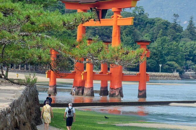 Hiroshima and Miyajima Private Guided Tour - Hiroshima after the memorials: Hondori, Castle, and Shukkeien