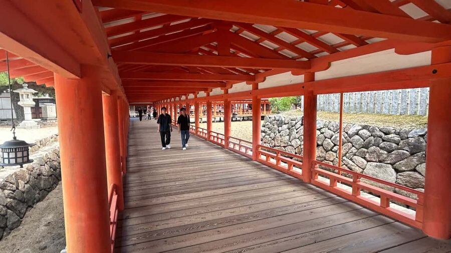 Hiroshima & Miyajima 6.5h Guided Tour - Dome, Park & Shrine - Itsukushima Shrine: where the torii looks like it floats