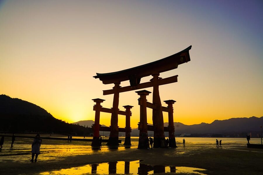 Hiroshima: Miyajima Half-day Historical Walking Tour - Momijidani and Senjokaku Pavilion, plus a breather with tea or coffee
