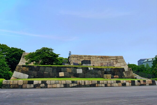 Imperial Palace East Garden and Edo Castle Walking Tour in Tokyo - Honmaru and Ninomaru: seasonal expectations without the guesswork