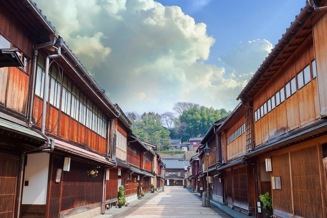 Kanazawa Private Tour with a Local - Highlights & Hidden Gems - Omicho Market, Kanazawa’s kitchen: eat like a local, not like a tourist