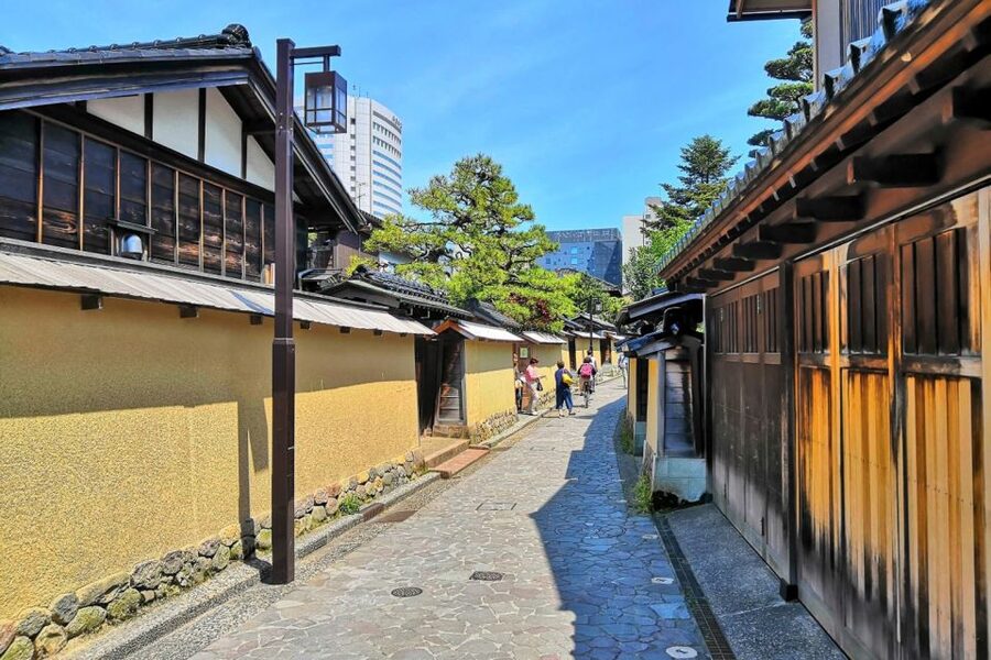 Kanazawa: Private Tour with Local Guide - Hotel-to-highlights walking, with real Kanazawa pacing