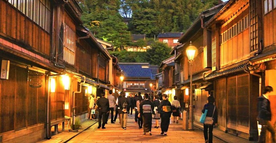 Kanazawa: Private Tour with Local Guide - Kenroku-en: where to spend your first priorities and how to see it