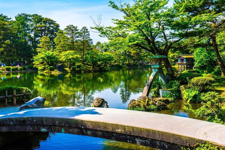Kanazawa: Private Tour with Local Guide - Higashi Chaya and the Chaya District: Edo streets, wagashi, and crafts