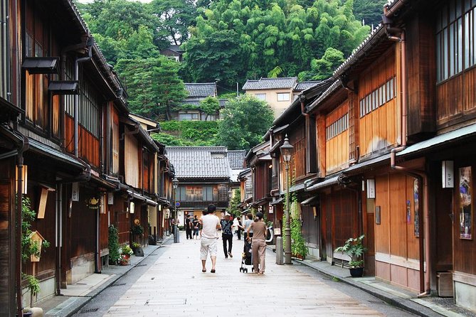 Kanazawa: Private Walking Tour with a Local - Pickup that starts the day on your terms