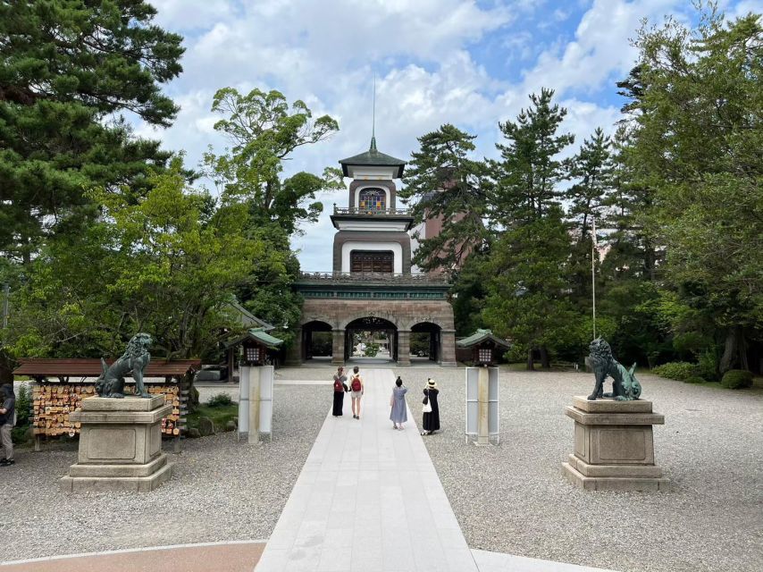 Kanazawa: Samurai, Matcha, Gardens and Geisha Full-Day Tour - Kanazawa Station meet-up and the Tsuzumi-mon gate