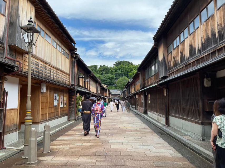 Kanazawa: Samurai, Matcha, Gardens and Geisha Full-Day Tour - Higashi-chaya tea district: red houses, free time, and shopping