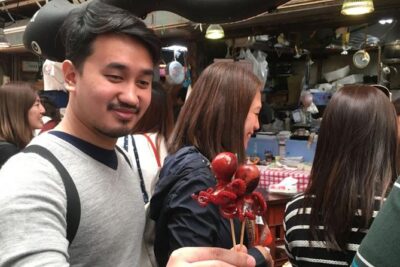 Kuromon Market Food Walking Tour in Osaka (6 stops, 6 tastes)