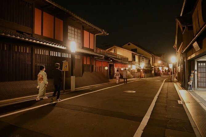 Kyoto 5-Star Geisha Night Walk: Small-Group Authentic Experience - The Old Temple and Zen-Led Thoughts: Why Night Silence Matters
