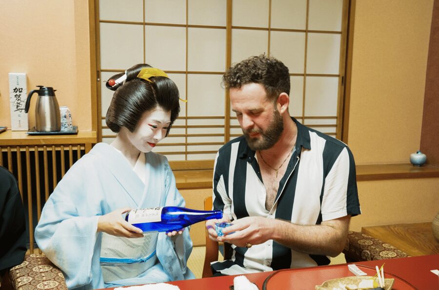 Kyoto: Geisha Dinner & Gion Cultural Walk - The Restaurant Part: Kaiseki Dinner With a Geiko or Maiko