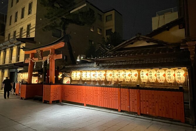 Kyoto Geisha District Walking Tour in Gion - Stop 1: Yasaka Shrine, Lanterns, and Shinto You Can Actually Follow
