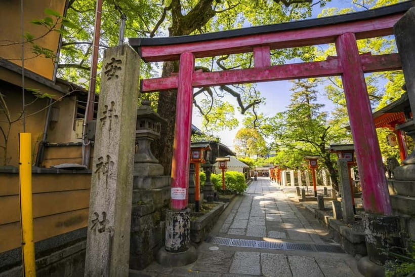 Kyoto Geisha Walking Tour: Gion District & Hidden Gems - Evening Lanterns in Gion: A Different Mood, Same Culture