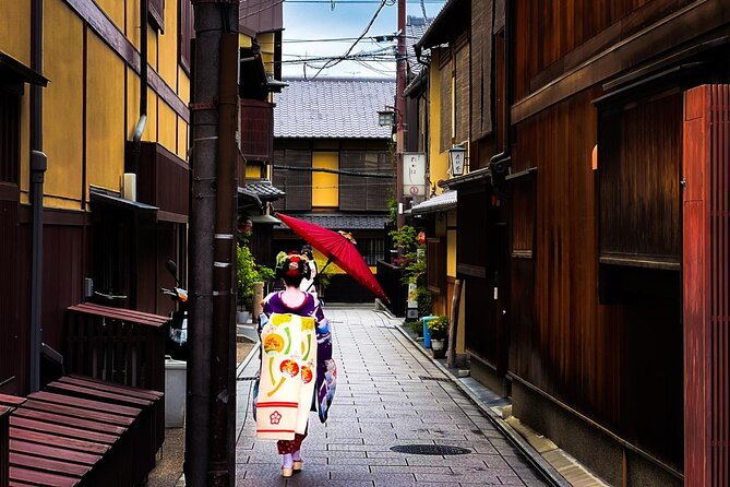 Kyoto: Gion and Geisha District Walking Tour - Yasaka Shrine (Stop 1): the mood-setting starting point