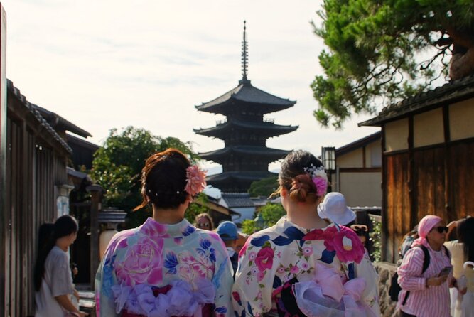 Kyoto: Gion and Geisha District Walking Tour - Tour pace, small-group size, and where you start