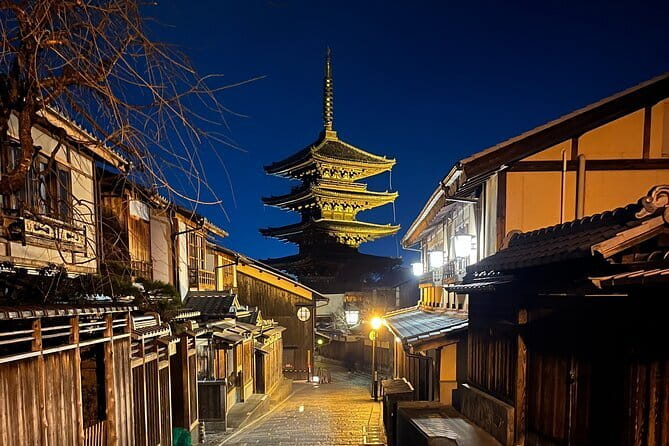 Kyoto Gion Early Morning Walking Tour - Yasaka-no-To and Yasaka Shrine: the Higashiyama finale that feels ceremonial