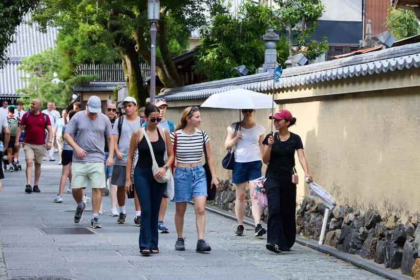 Kyoto: Gion Geisha District Walking Tour and Hidden Gems - Gion Tatsumi Bridge: your first real “Kyoto looks like Kyoto” moment