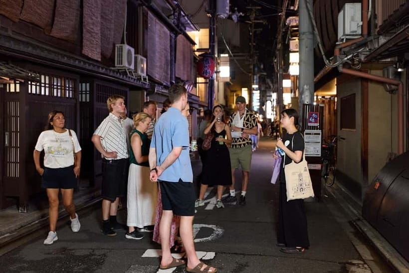 Kyoto: Gion Geisha District Walking Tour - Stories of Geisha - Gion: Yasaka Shrine and the district’s most famous nighttime textures