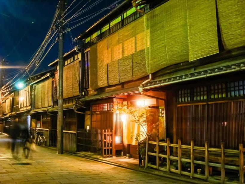 Kyoto: Gion Geisha District Walking Tour - Stories of Geisha - Walking with a local guide: the difference between facts and understanding