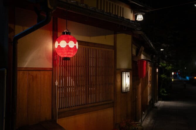 Kyoto: Gion & Pontocho Food Tour with 13 Dishes - Gion and Pontocho at 7:00 pm: why the night schedule helps