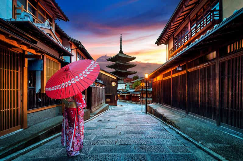 Kyoto: Gion Sunset Walking Tour with Local Guide - Kyoto Gion at dusk: why this works so well as a short walk
