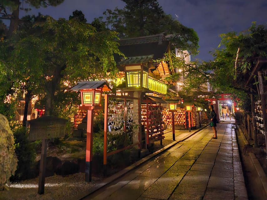 Kyoto: Gion Sunset Walking Tour with Local Guide - Kyoto Minami-za area to Hanamikoji Street: getting oriented fast