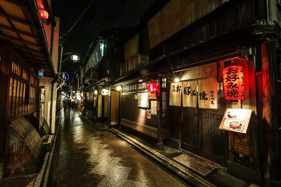 Kyoto: Gion Sunset Walking Tour with Local Guide - Hanamikoji to the geiko and maiko zone: watching respectfully and spotting what matters