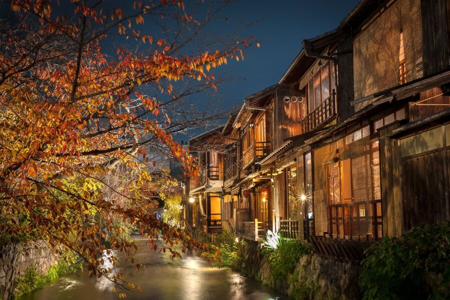 Kyoto: Gion Sunset Walking Tour with Local Guide - Maruyama Park and Yasaka Shrine: where the stories give the streets meaning
