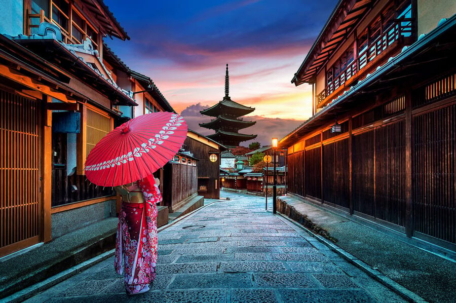 Kyoto: Gion Sunset Walking Tour with Local Guide - Before you go: shoes, timing, and the meet-up that actually makes sense