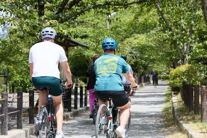 Kyoto: Hidden Gems E-Bike Tour Through Backstreets & Temples - Gion stop: quick orientation, good photo timing