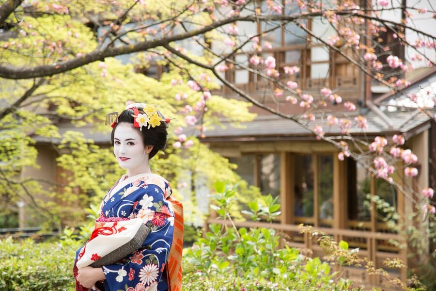 Kyoto: Maiko Makeover and Photoshoot Experience - Inside the Japanese-room photoshoot: how direction saves your face
