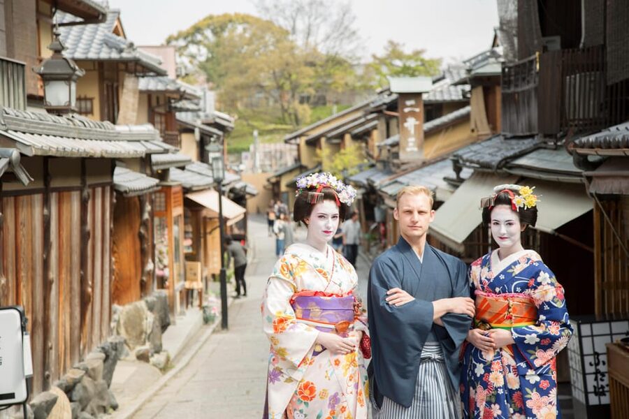 Kyoto: Maiko Makeover and Photoshoot Experience - What you take home: printed photos plus DATA with all pictures