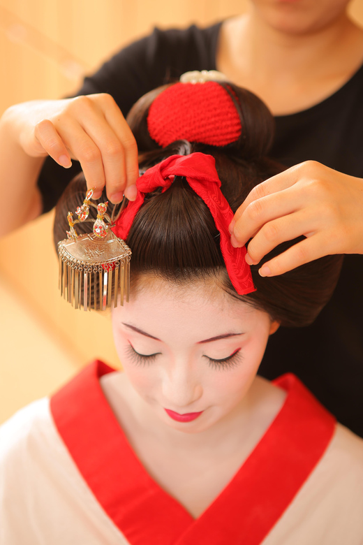 Kyoto: Maiko Makeover and Photoshoot Experience - Kimono selection: choosing from 100 costumes without decision fatigue