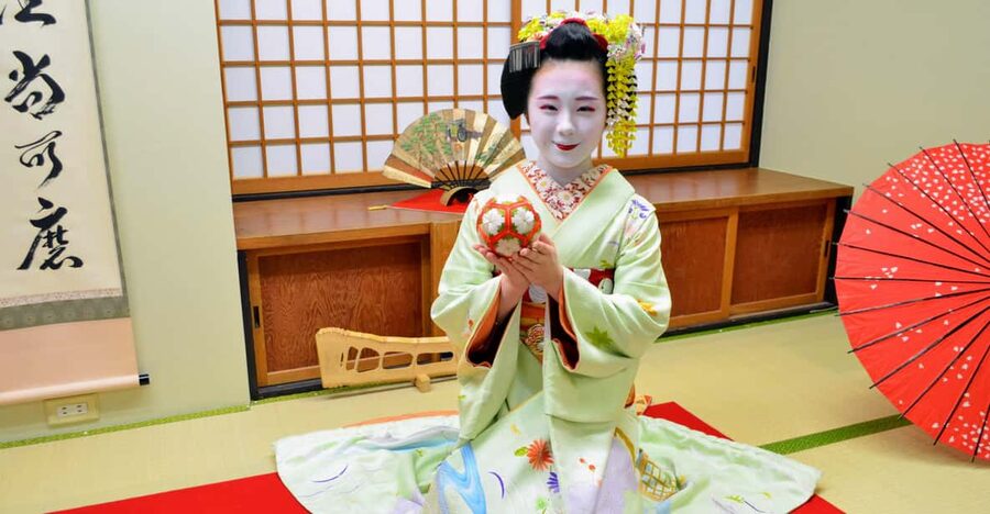 Kyoto: Meet-and-Greet, Maiko Show and Experience - The venue experience at Kyoto Handicraft Center, plus shopping right after