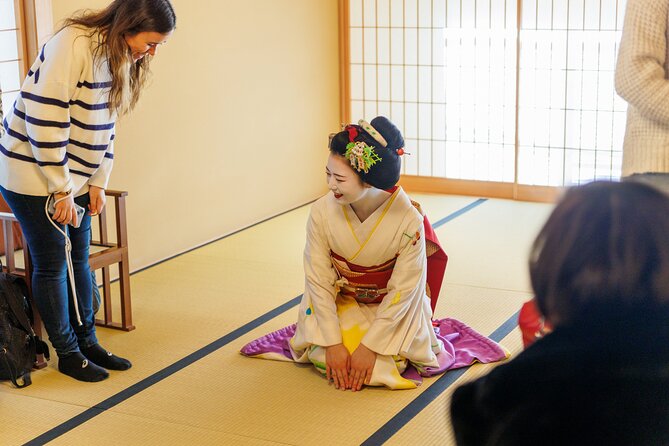 Kyoto: Meet the Geisha Maiko with Gion Walking Tour - The Performance at Miyagawasuji: Socks, Stairs, and the Real Interaction