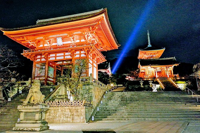 Kyoto night walk tour (Gion district) - Yasakanoto pagoda and the best kind of photo break