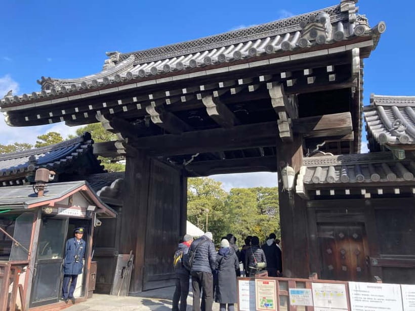 Kyoto: Nijo Castle and Kyoto Imperial Palace Guided Tour - Meeting at Nakadachiuri Gate, and the small-group vibe