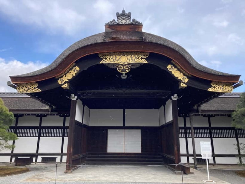 Kyoto: Nijo Castle and Kyoto Imperial Palace Guided Tour - The art gallery stop, and why it is not random