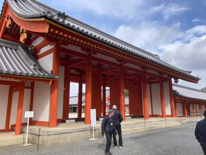 Kyoto: Nijo Castle and Kyoto Imperial Palace Guided Tour - Kyoto Imperial Palace gardens: where seasonal beauty does the talking