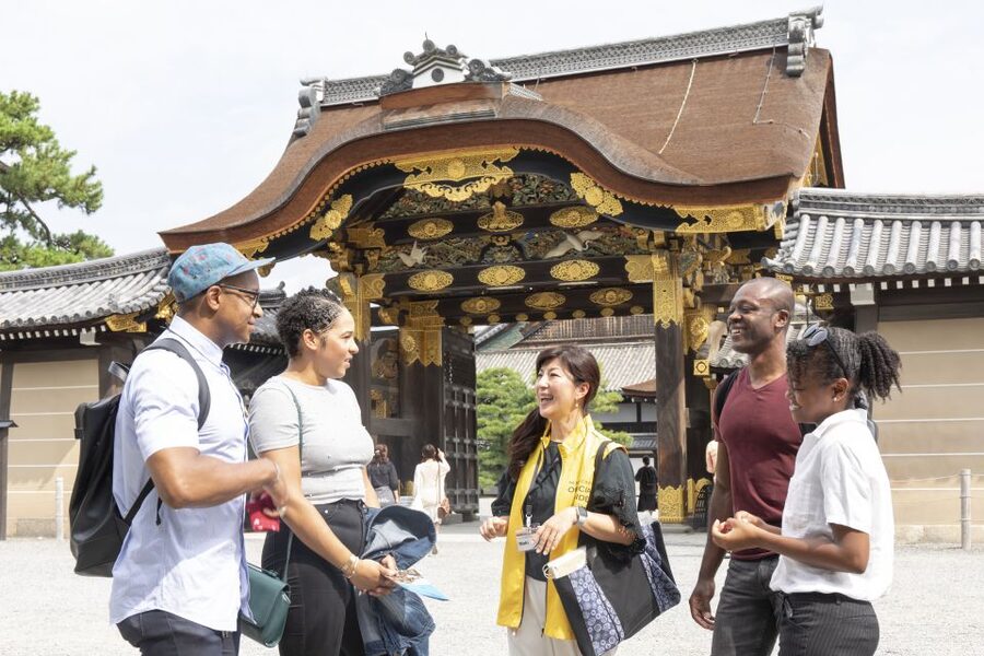 Kyoto: Nijo-jo Castle and Ninomaru Palace Guided Tour - The 60-minute route: gates, palace rooms, and the Ninomaru Garden