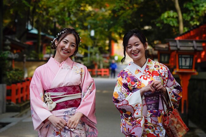 Kyoto Portrait Tour with Kimono - Stop 1: Yasaka Shrine for Classic Kyoto Vibes